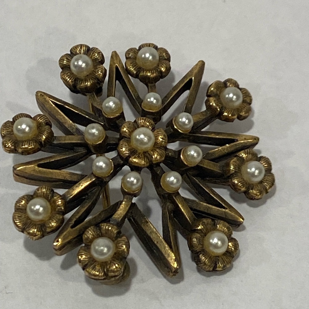 Vintage brooch starburst brass colour with faux pearls 1”